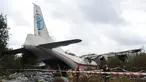 Polisi memeriksa lokasi kecelakaan pesawat kargo Antonov-12 di Lviv, Ukraina, Jumat (4/10/2019). Pihak berwenang Ukraina mengatakan lima orang tewas dalam kecelakaan tersebut. (AP Photo/Tys Mykola)