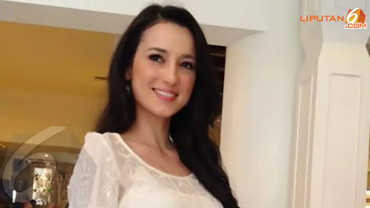 julie-estelle-2-140221b.jpg