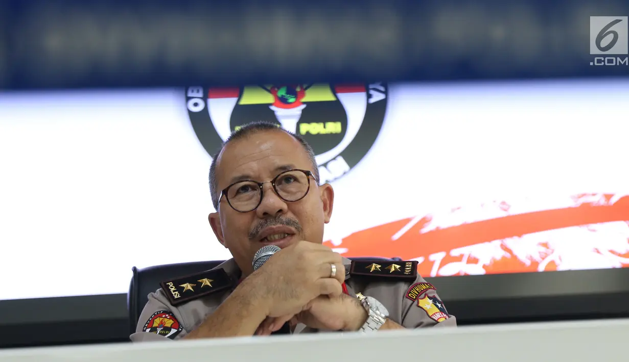 Kadiv Humas Mabes Polri Irjen Setyo Wasisto memberi keterangan penangkapan terduga teroris di Cianjur, di Mabes Polri, Jakarta, Minggu (13/5). Keempat terduga teroris telah dibawa ke RS Polri Kramat Jati guna outopsi. (Liputan6.com/Helmi Fithriansyah)