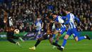 Pemain Brighton, Joao Pedro (dua kanan), menendang bola ke gawang Marseille yang membuahkan gol dalam laga pamungkas fase Grup B Europa League 2023/2024 yang berlangsung di American Express Community Stadium, Jumat (15/12/2023). (AFP/Glyn Kirk)