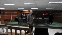 Suryadharma Ali tersenyum kepada awak media usai menjalani sidang lanjutan di Pengadilan Tipikor, Jakarta, Jumat (23/10/2015). JPU menghadirkan saksi Asisten Pribadi SDA yang merupakan petugas haji dari Rekomendasi Anggota DPR. (Liputan6.com/Helmi Afandi)