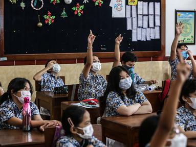Sejumlah siswa mengikuti kegiatan belajar mengajar secara tatap muka saat PPKM level 1 di SD Pangudi Luhur, Jakarta, Rabu (25/5/2022). Pemerintah pusat menerapkan Pemberlakuan Pembatasan Kegiatan Masyarakat (PPKM) level 1 untuk wilayah aglomerasi Jakarta, Bogor, Depok, Tangerang, dan Bekasi (Jabodetabek) selama dua pekan, terhitung sejak 24 Mei sampai 6 Juni 2022. (Liputan6.com/Johan Tallo)