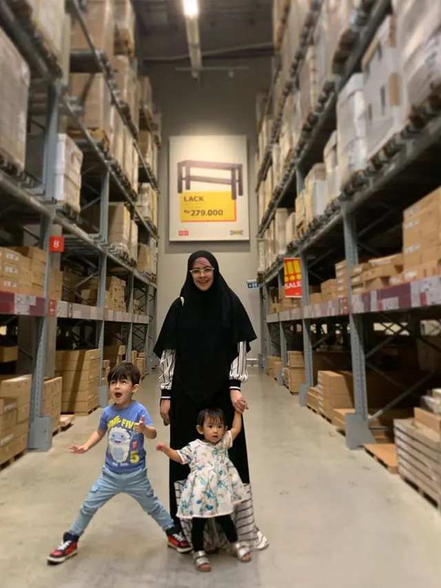 FOTO: Momen Kebersamaan Risty Tagor dan Ketiga Anaknya