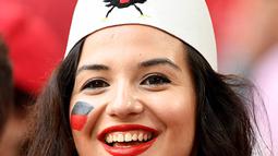 Seorang wanita cantik memakai topi khas Albania saat menyaksikan laga Grup A Piala Eropa 2016 melawan Prancis di Stade Veledrome, Prancis, Kamis (16/6/2016). (AFP/Boris Horvat) 
