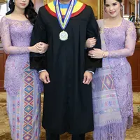 Almira Putri Tunggal Annisa Pohan saat Hadir Wisuda S3 AHY. [@annisayudhoyono]