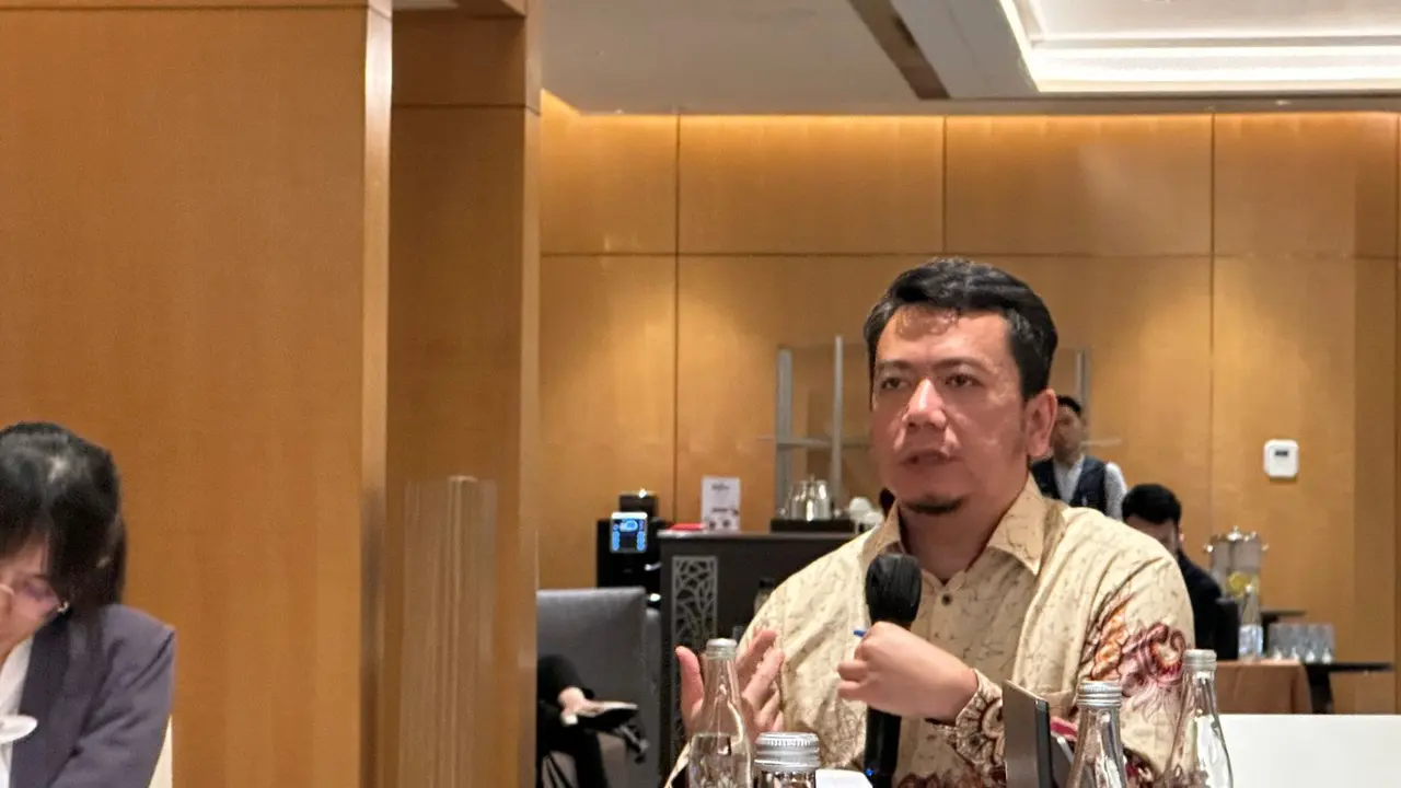 Kepala BPPTIK Kementerian Komunikasi dan Informatika RI Hamdani Pratama dalam paparan kepada peserta Indonesia Korea Journalis Network 2024 di Jakarta, Kamis (10/10/2024). (Liputan6.com/Benedikta Miranti)