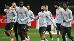 Pemain Liverpool, Ibrahima Konate (kedua kiri) dan Mohamed Salah saat sesi latihan menjelang matchday 2 league phase Liga Champions 2024/2025 melawan Bologna, di pusat latihan AXA di Liverpool, Inggris, pada 1 Oktober 2024. (Paul ELLIS/AFP)