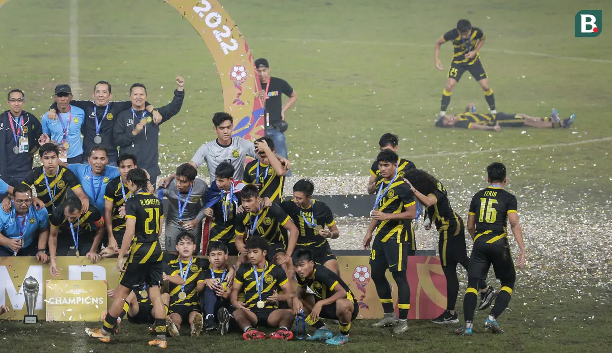 Pemain Timnas Malaysia U-19, Adam Farhan Mohd Faizal (kanan) mengeram kesakitan saat timnya merayakan juara Piala AFF U-19 2022 di Stadion Patriot Candrabhaga, Bekasi, Jumat (15/07/2022). (Bola.com/Bagaskara Lazuardi)
