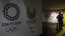 Seorang polisi berbicara menggunakan megafon dekat Stadion Olimpiade jelang upacara pembukaan Olimpiade Tokyo 2020, di Tokyo, Jelang, Jumat (23/7/2021).  Upacara pembukaan Olimpiade Tokyo 2020 akan digelar pada 23 Juli 2021 malam. (Yuki IWAMURA/AFP)