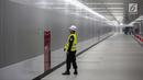 Petugas keamanan memeriksa hydrant di Stasiun Mass Rapid Transit (MRT) Bundaran HI, Jakarta, Rabu (20/2). MRT Jakarta akan segera dioperasikan pada Maret 2019. (Liputan6.com/Faizal Fanani)