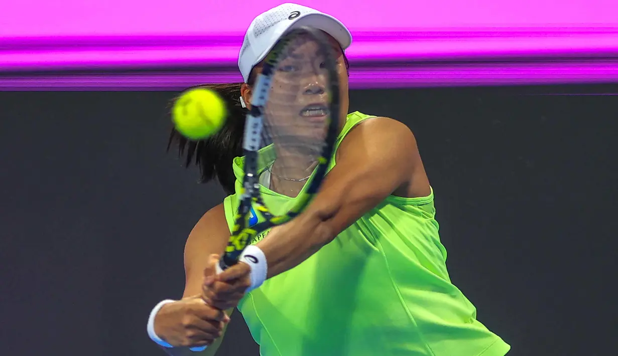 Kalah dari petenis No.2 dunia Iga Swiatek, langkah tunggal putri Indonesia, Janice Tjen, di Qatar Total Energies Open 2026 terhenti di babak kedua. Tampak dalam foto, petenis tunggal putri Indonesia, Janice Tjen memukul bola balasan saat melawan Iga Swiatek (Polandia) pada babak kedua turnamen Qatar Open di Doha, 10 Februari 2026. (Karim JAAFAR/AFP)