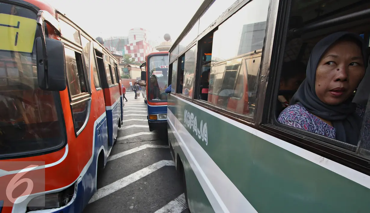 Penumpang saat berada didalam angkutan umum di Terminal Blok M, Jakarta Selatan, Kamis (15/10/2015). Dishub Transportasi DKI Jakarta menyatakan bahwa kendaraan umum di ibu kota yang layak jalan hanya sekitar 13 persen. (Liputan6.com/Immanuel Antonius)