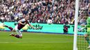 Pemain West Ham United Vladimir Coufal mencetak gol bunuh diri saat melawan Manchester City pada pertandingan sepak bola Liga Inggris di London Stadium, London, Inggris, 15 Mei 2022. Pertandingan berakhir imbang 2-2. (AP Photo/Kirsty Wigglesworth)