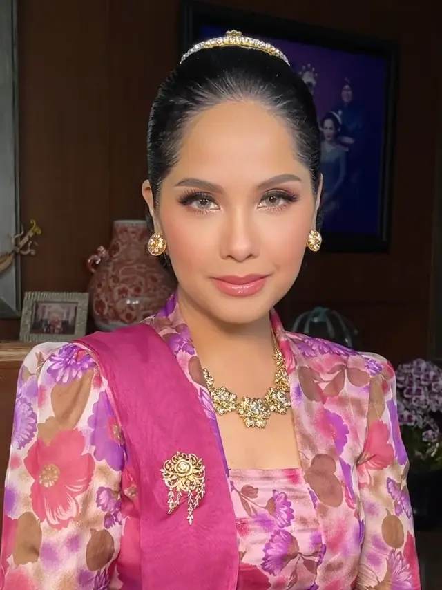 Annisa Pohan Ketika Mengenakan Kebaya Kutu Baru Motif Bunga-Bunga. [@barry_irawan]