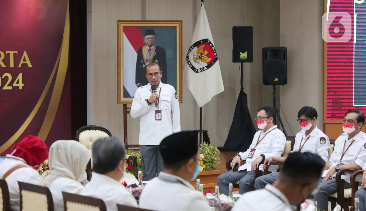Ketua KPU RI Hasyim Asy'ari memberikan keterangan di Gedung Komisi Pemilihan Umum (KPU) RI, Jakarta, Senin (1/8/2022). Pendaftaran calon partai politik (parpol) peserta Pemilu dimulai tanggal 1 hingga 14 Agustus 2022. Pada hari pertama partai yang mendaftar yakni PDIP, PKS, PKP, Partai Reformasi, Partai Nasdem, Partai Prima, Perindo, dan PBB. (Liputan6.com/Angga Yuniar)
