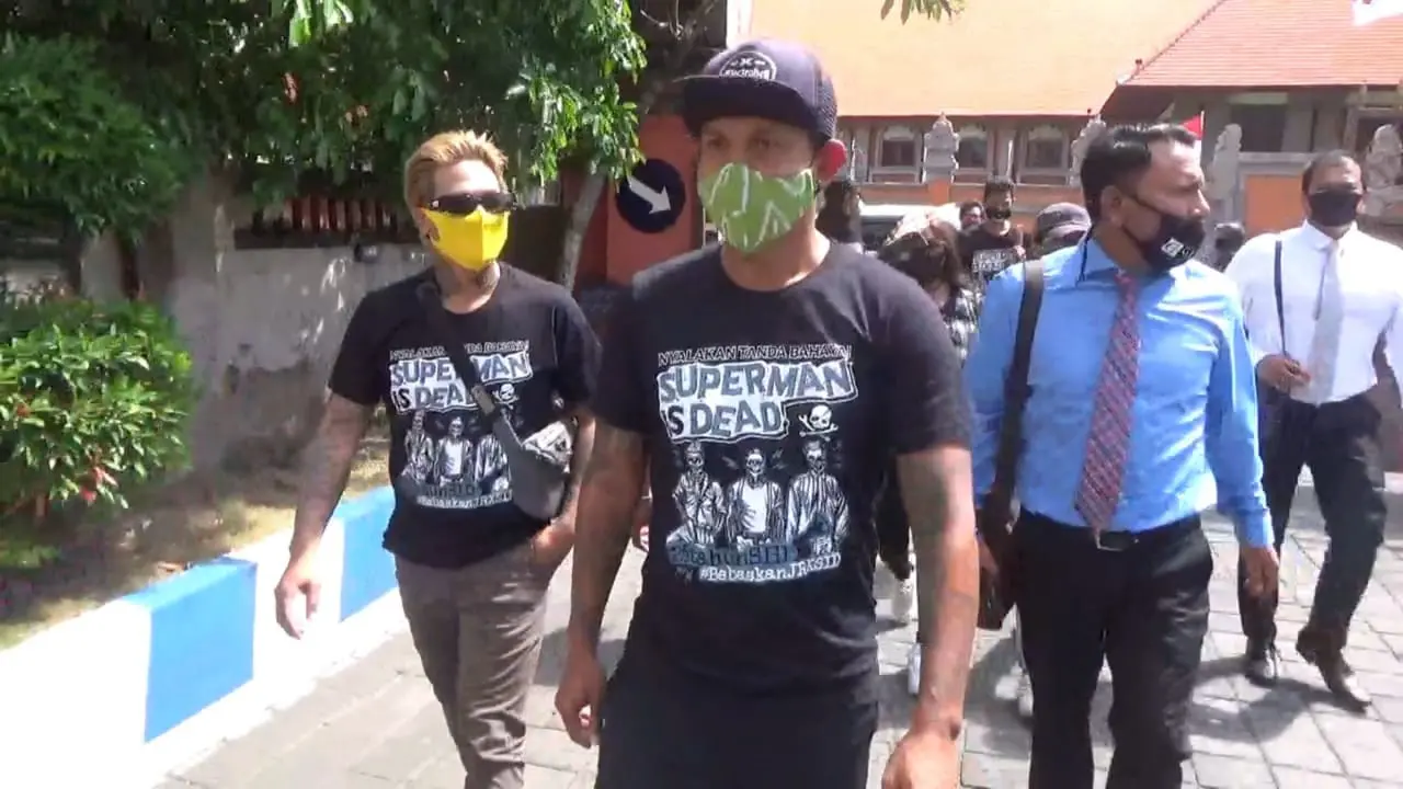 bobby kool n eka rock datangi polda bali