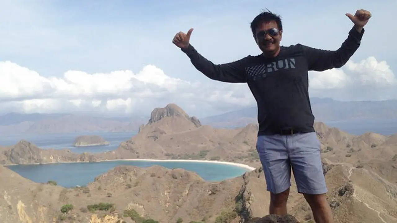 PHOTO: Romantis, Begini Gaya Djarot dan Keluarga Berlibur di Pulau Padar