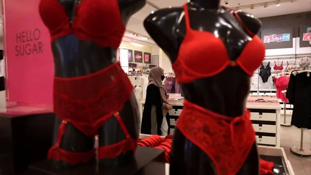 Toko pakaian dalam didekorasi dengan warna merah menjelang Hari Valentine di Riyadh. (AFP)