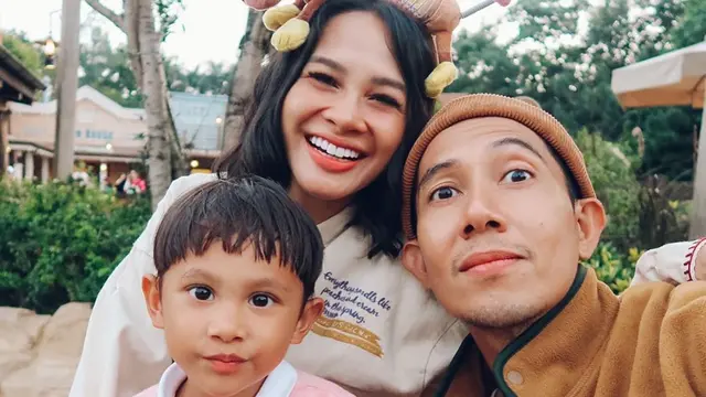 6 Potret Andien Liburan di Disneyland Hong Kong, Jadi Sorotan