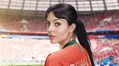 Georgina Rodriguez, perempuan kelahiran 27 Januari 1994 yang menjadi pujaan hati Cristiano Ronaldo. Georgina selalu tampil cantik di berbagai momen. Termasuk saat ia mendukung Ronaldo dari tribun dengan mengenakan jersey timnas Portugal dengan nameset Ronaldo. (Liputan6.com/IG/@georginagio)