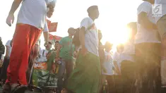 Para santri mengikuti jalan sehat sarungan di kawasan Monas, Jakarta, Minggu (30/9). Jalan sehat tersebut dilakukan dalam rangka memperingati Hari Santri yang jatuh pada 22Oktober mendatang. (Liputan6.com/Angga Yuniar)