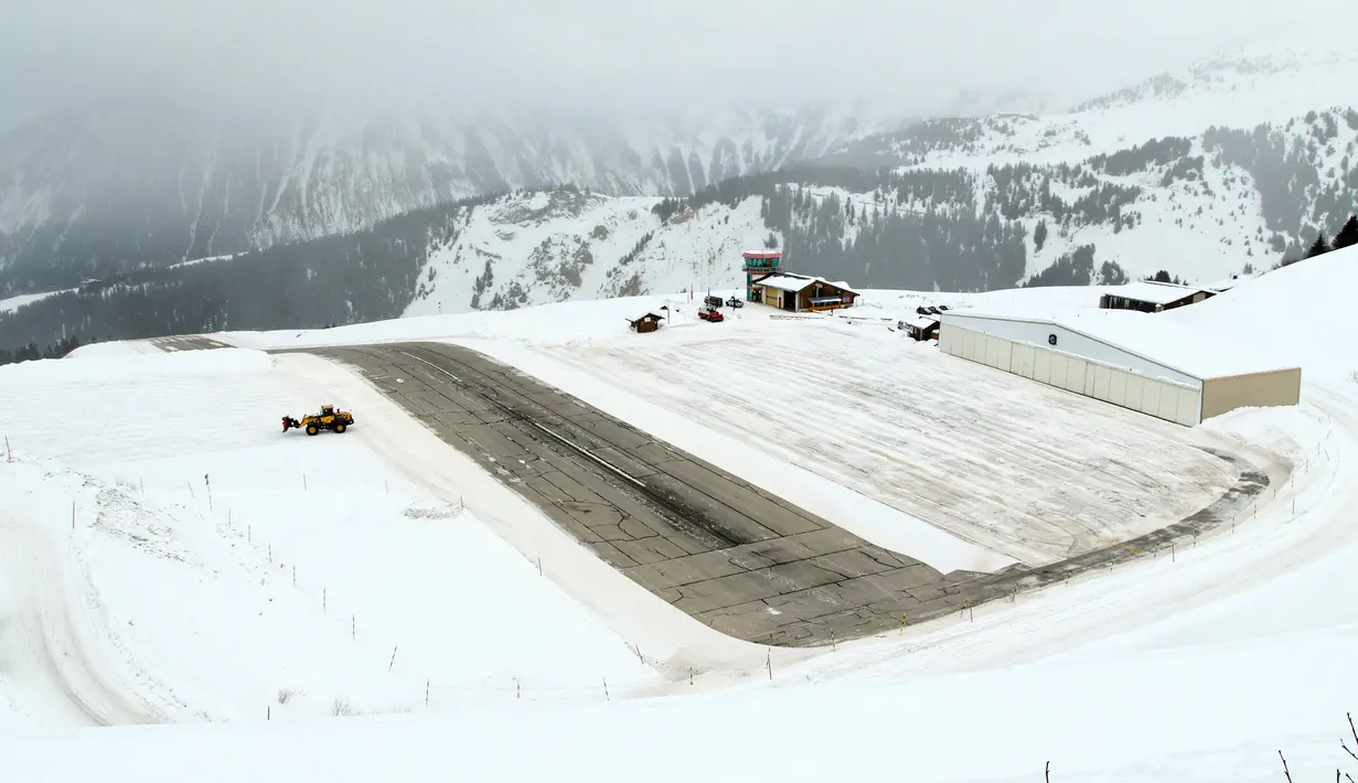 Bandara Courchevel  termasuk bandara paling berbahaya di dunia yang terletak di kawasan ski Courchevel, Perancis. Bandara bersalju tersebut memiliki landasan pacu yang relatif pendek, hanya sepanjang 525 meter dengan kemiringan 18,5 persen. (Istimewa)