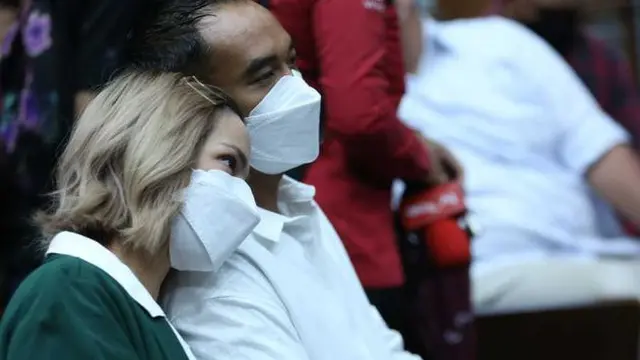Divonis 1 Tahun Penjara, Ini 6 Potret Nia Ramadhani dan Ardi Bakrie Saling Menguatkan