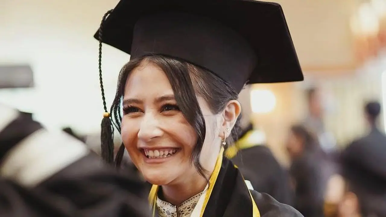 9 Gaya Menawan Prilly Latuconsina Pakai Kebaya di Momen Wisuda, Jadi Lulusan Terbaik