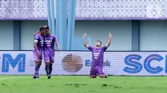 Pemain Persita Tangerang, Ezequiel Vidal, melakukan selebrasi setelah mencetak gol ke gawang PSS Sleman pada laga pekan ke-28 BRI Liga 1 2022/2023 di Stadion Indomilk Arena, Tangerang, Kamis (2/3/2023). Persita menang dengan skor 2-1. (Bola.com/M Iqbal Ichsan)