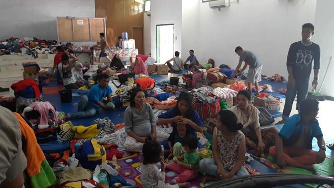 Ratusan orang pengungsi terdampak kerusuhan Wamena, Kabupaten Jawawijaya, berada di dalam sebuah gedung serbaguna milik TNI di wilayah Sentani, Jayapura.