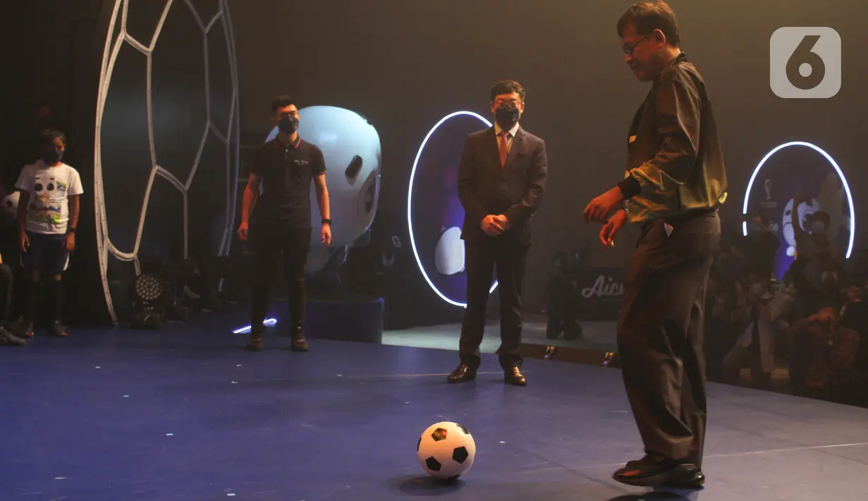 Deputi 3 Bidang Pembudayaan Olahraga Kemenpora Raden Isnanta menendang bola pada peluncuran kerjasama Aice sebagai Official Pre-Packaged Ice Cream FIFA World Cup Qatar 2022 di Jakarta, Selasa, (15/3/2022). Peluncuran menunjukkan Aice masih disukai oleh penggemar sepak bola. (Liputan6.com/HO/Agus)