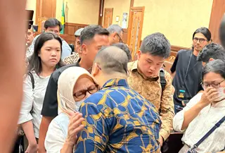 Istri eks Konsultan Teknologi Kemendikbudristek Ibrahim Syarief alias Ibam, Dwi Afrianti Fajrie atau Ririe menangis saat suaminya divonis empat tahun penjara