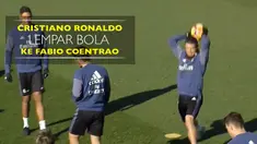 Berita video bek Fabio Coentrao menepis bola lemparan Cristiano Ronaldo pada sesi latihan Real Madrid.