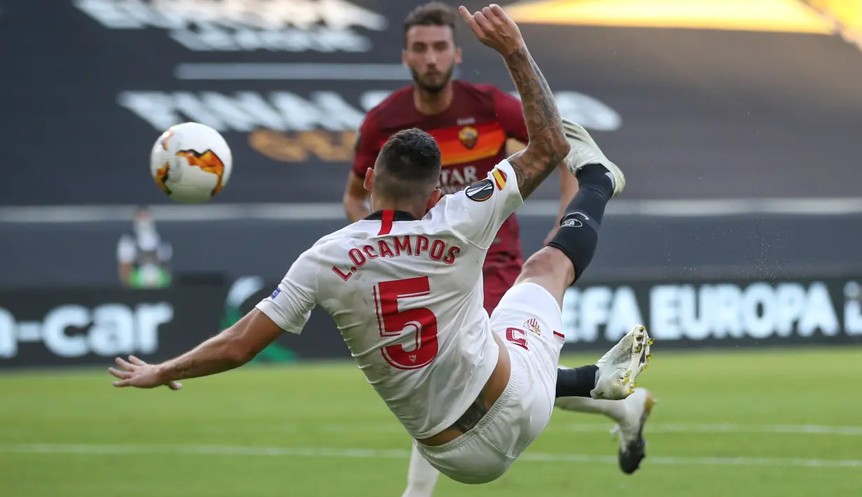 Gelandang Sevilla, Lucas Ocampos melakukan tendangan salto saat menghadapi AS Roma pada babak 16 besar Liga Europa di Stadion Schauinsland-Reisen-Arena, Kamis (6/8/2020). Sevilla lolos ke perempat final setelah mengandaskan AS Roma dengan skor 2-0. (Friedemann Vogel/Pool Photo via AP)