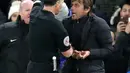 Manajer Chelsea Antonio Conte diusir wasit Neil Swarbrick ke bangku penonton pada laga pekan 14 Premier League kontra Swansea City di Stamford Bridge, Rabu (29/11). Protes Antonio Conte pada asisten wasit berbuah kartu merah. (Adam Davy/PA via AP)