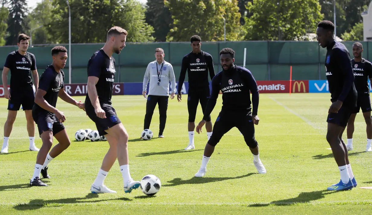 Para pemain Inggris saat mengikuti latihan jelang menghadapi Belgia pada grup G Piala Dunia 2018 di Zelenogorsk dekat St. Petersburg, Rusia, (27/6). Inggris telah mengumpulkan 6 poin sama seperti Belgia di grup tersebut. (AP Photo/Dmitri Lovetsky)