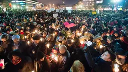 Ratusan orang berkumpul menyalakan lilin saat aksi dukungan pada komunitas muslim di Montreal, Senin (30/1). Dukungan itu setelah aksi penembakan di sebuah masjid di Kota Quebec, Kanada yang menewaskan 6 orang. (Ryan Remiorz/The Canadian Press via AP)