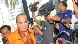 Annas Maamun yang berusia 74 tahun mengaku harus diperiksa meski dalam kondisi tak sehat, Jakarta, (8/10/14). (Liputan6.com/Miftahul Hayat)