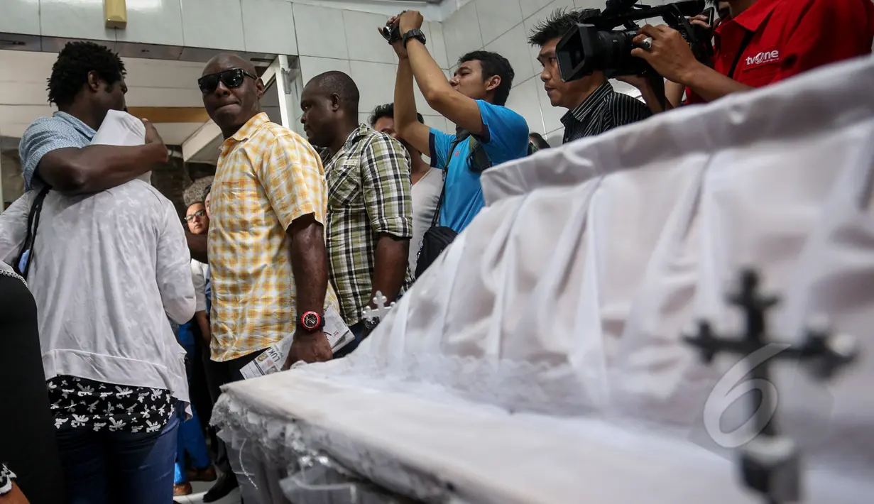 Kesedihan keluarga Sylvester Obiekwe saat melihat peti jenazah terpidana mati asal Nigeria itu disemayamkan di rumah duka RS PGI Cikini, Jakarta, Rabu (29/4/2015). (Liputan6.com/Faizal Fanani)