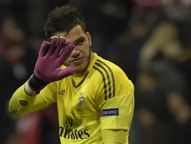 Kiper Benfica, Ederson Moraes, saat tampil melawan Bayern Munchen pada laga Liga Champions di Stadion Allianz, Munchen, Selasa (5/4/2016). (AFP/Tobias Schwarz)