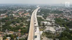 Kondisi pembangunan tol Depok - Antasari saat di foto dari udara di Jakarta, Senin (4/9). Proyek tol tersebut ditargetkan akan selesai pada akhir tahun ini. (Liputan6.com/Angga Yuniar)