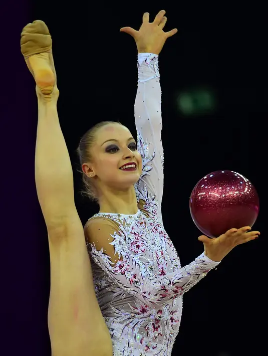 Atlet asal Prancis, Axelle Jovenin saat tampil dalam kejuaraan Senam Ritmik Eropa ke-33 di Budapest, Hungaria (19/5). (AFP Photo/Attila Kisbenedek)