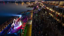 Foto udara memperlihatkan panggung di tepi Danau Dingshan, kota kuno Tangqi, Distrik Yuhang, Hangzhou, Provinsi Zhejiang, China, 14 Agustus 2020. Beragam acara digelar setiap Selasa-Sabtu malam guna menambah pilihan kegiatan warga di waktu senggang dan mendongkrak perekonomian lokal. (Xinhua/Xu Yu)