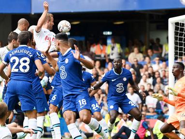 Harry Kane menjadi mimpi buruk Chelsea saat Tottenham Hotspur bersua The Blues pada laga Liga Inggris 2022/2023 di Stamford Bridge, Minggu (14/8/2022). Anak asuh Thomas Thucel sempat memimpin 2-1 sampai menit ke-96, sebelum Harry Kane membuyarkan kemenangan Chelsea yang sudah di depan mata. (AFP/ Glyn Kirk)