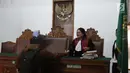 Wakil Ketua Lembaga Pengawasan dan Pengawalan Penegakkan Hukum Indonesia (LP3HI) Kurniawan Adi Nugroho bersalaman dengan hakim usai praperadilan kasus video porno Cut Tari dan Luna Maya di PN Jakarta Selatan, Selasa (7/8). (Liputan6.com/Herman Zakharia)