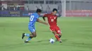 Di tengah pertandingan, India justru tampil lebih agresif dan merepotkan barisan pertahanan Timnas Indonesia U-22. (Bola.com/Muhammad Iqbal Ichsan)