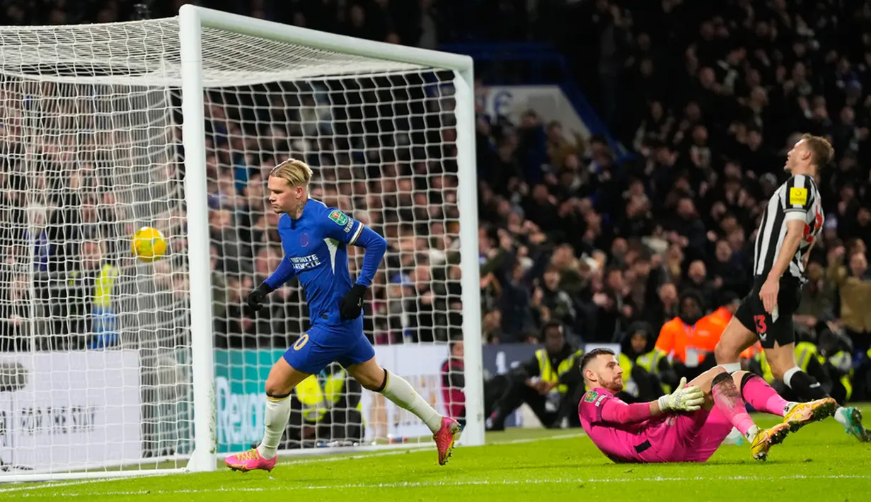 Skor tersebut bertahan sampai 90 menit laga tuntas dan dilanjutkan ke adu penalti untuk menentukan pemenang. Chelsea menang 4-2 setelah dua eksekutor Newcastle United, Trippier dan Matt Richie, gagal menunaikan tugasnya. Yang pertama tendangannya melebar, lalu yang kedua dibendung Petrovic. (AP Photo/Kirsty Wigglesworth)