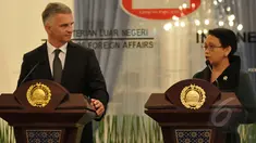 Menlu Retno L.P. Marsudi (kanan) menggelar konferensi pers bersama Menlu Swiss Didier Burkhalter, Jakarta, Senin (16/3/2015). Keduanya bertemu untuk membahas berbagai isu bilateral antar kedua negara. (Liputan6.com/Johan Tallo) 