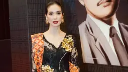 Kebaya hitam yang dipadukan dengan kain batik sebagai selendang serta bunga ini berhasil mencuri perhatian. Dirinya juga tampil dengan makeup flawless serta rambut yang ditata dengan rapi. (Liputan6.com/IG/@marshatimothy)