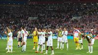 Para pemain Inggris menyapa suporter usai dikalahkan Kroasia pada laga semifinal Piala Dunia di Stadion Luzhniki, Moskow, Rabu (11/7/2018). Inggris kalah 1-2 dari Kroasia. (AP/Kirill Kudryavtsev)